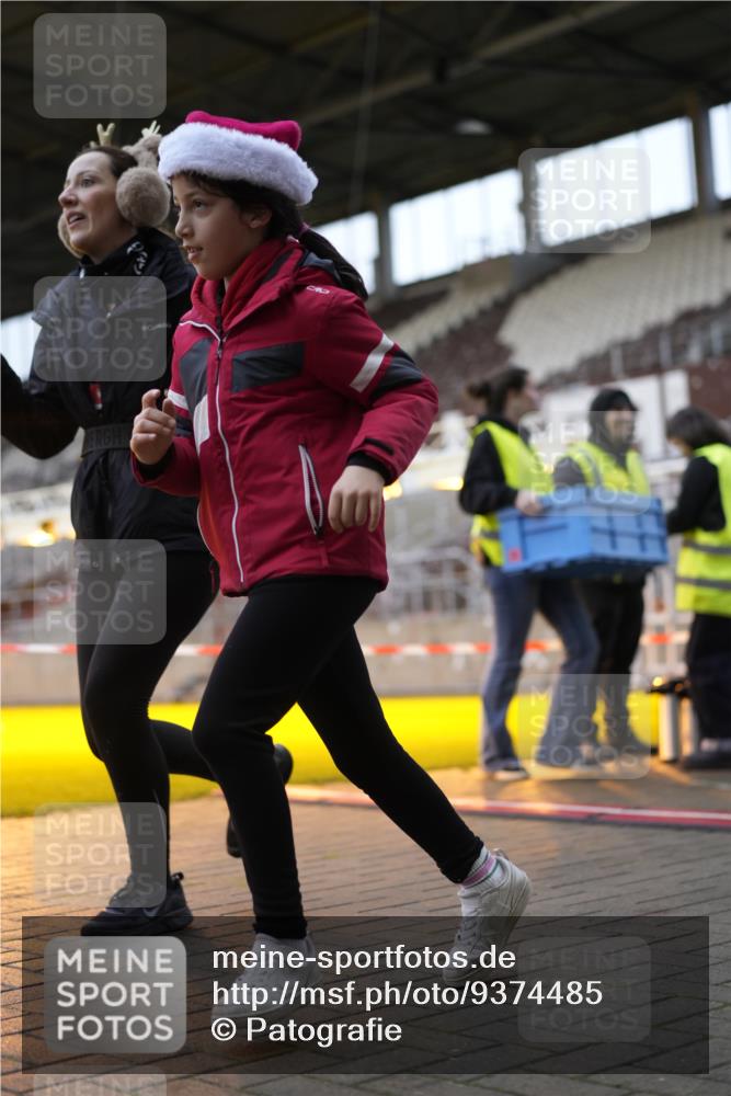 07.12.2025 - St. Pauli X-Mass-Run No. 15 Patografie http://msf.ph/oto/9374485 07.12.2025 12:12:47 Ziel 1500, 1503 meine-sportfotos.de
