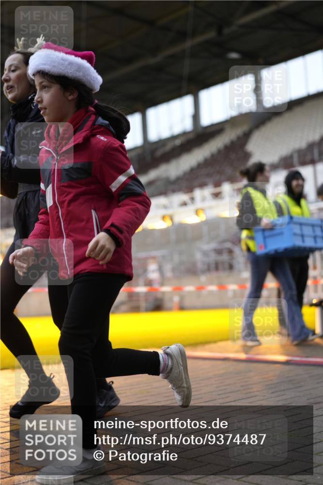 07.12.2025 - St. Pauli X-Mass-Run No. 15 Patografie http://msf.ph/oto/9374487 07.12.2025 12:12:47 Ziel 1500, 1503 meine-sportfotos.de