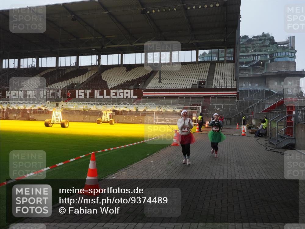 07.12.2025 - St. Pauli X-Mass-Run No. 15 Fabian Wolf http://msf.ph/oto/9374489 07.12.2025 10:00:32 Ziel 855, 1418, 1976, 2348, 3336 meine-sportfotos.de