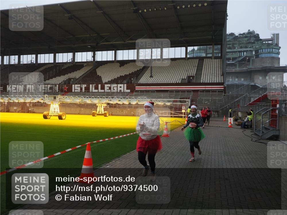 07.12.2025 - St. Pauli X-Mass-Run No. 15 Fabian Wolf http://msf.ph/oto/9374500 07.12.2025 10:00:33 Ziel 855, 1418, 1976, 2348, 3336 meine-sportfotos.de