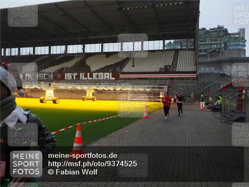07.12.2025 - St. Pauli X-Mass-Run No. 15 Fabian Wolf http://msf.ph/oto/9374525 07.12.2025 10:00:36 Ziel 855, 1418, 1976, 2348, 3336 meine-sportfotos.de