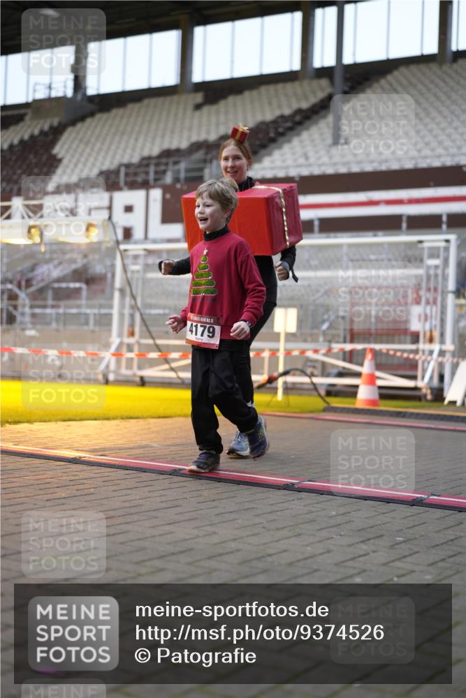 07.12.2025 - St. Pauli X-Mass-Run No. 15 Patografie http://msf.ph/oto/9374526 07.12.2025 12:13:34 Ziel 3645, 4048, 4077, 4179, 4258, 4261 meine-sportfotos.de