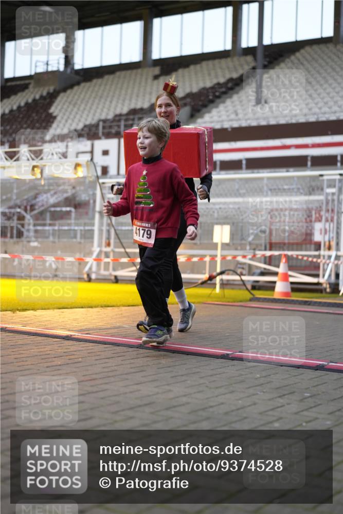 07.12.2025 - St. Pauli X-Mass-Run No. 15 Patografie http://msf.ph/oto/9374528 07.12.2025 12:13:34 Ziel 3645, 4048, 4077, 4179, 4258, 4261 meine-sportfotos.de