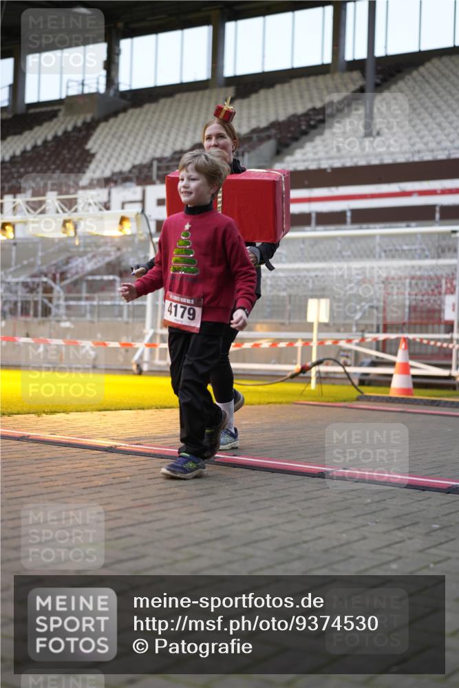 07.12.2025 - St. Pauli X-Mass-Run No. 15 Patografie http://msf.ph/oto/9374530 07.12.2025 12:13:35 Ziel 3645, 4048, 4077, 4179, 4258, 4261 meine-sportfotos.de