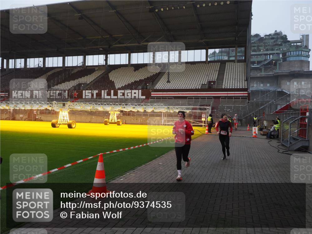 07.12.2025 - St. Pauli X-Mass-Run No. 15 Fabian Wolf http://msf.ph/oto/9374535 07.12.2025 10:00:38 Ziel 855, 1418, 1976, 2348 meine-sportfotos.de