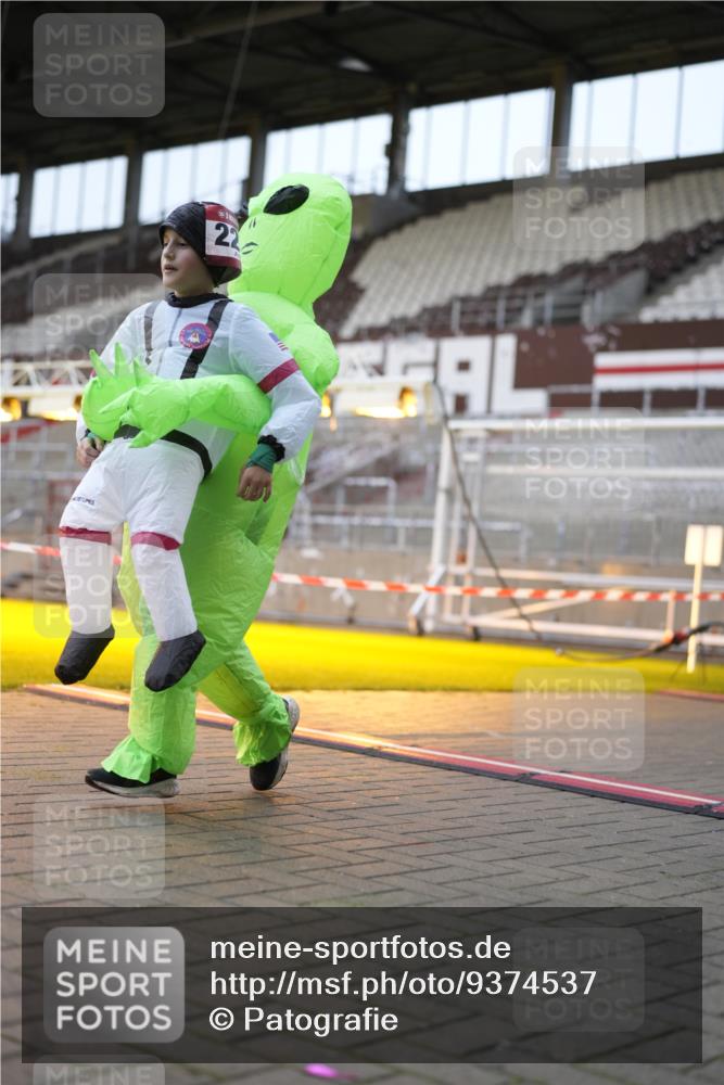 07.12.2025 - St. Pauli X-Mass-Run No. 15 Patografie http://msf.ph/oto/9374537 07.12.2025 12:13:39 Ziel 4048, 4179 meine-sportfotos.de