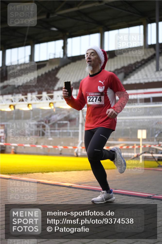 07.12.2025 - St. Pauli X-Mass-Run No. 15 Patografie http://msf.ph/oto/9374538 07.12.2025 12:13:56 Ziel 2274 meine-sportfotos.de