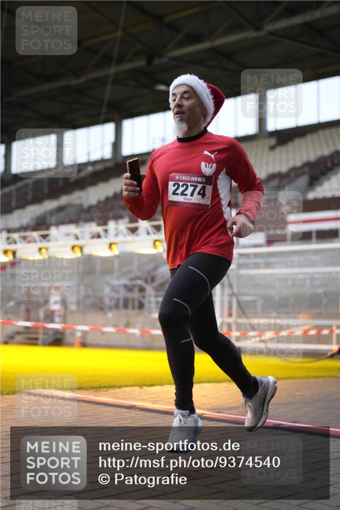 07.12.2025 - St. Pauli X-Mass-Run No. 15 Patografie http://msf.ph/oto/9374540 07.12.2025 12:13:57 Ziel 2274 meine-sportfotos.de
