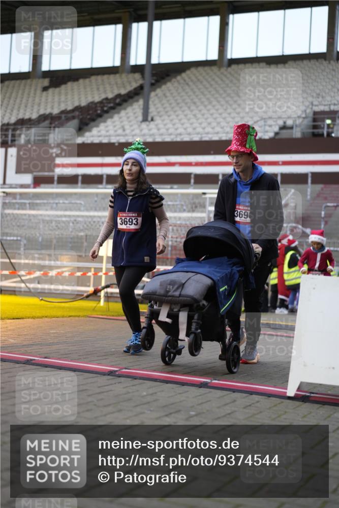 07.12.2025 - St. Pauli X-Mass-Run No. 15 Patografie http://msf.ph/oto/9374544 07.12.2025 12:14:15 Ziel 451, 454, 3690, 3693 meine-sportfotos.de