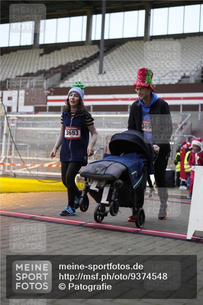 07.12.2025 - St. Pauli X-Mass-Run No. 15 Patografie http://msf.ph/oto/9374548 07.12.2025 12:14:15 Ziel 451, 454, 3690, 3693 meine-sportfotos.de