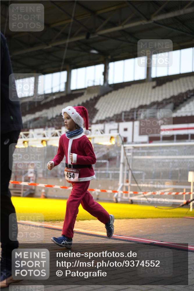 07.12.2025 - St. Pauli X-Mass-Run No. 15 Patografie http://msf.ph/oto/9374552 07.12.2025 12:14:17 Ziel 444, 445, 451, 454, 457, 3690, 3693 meine-sportfotos.de