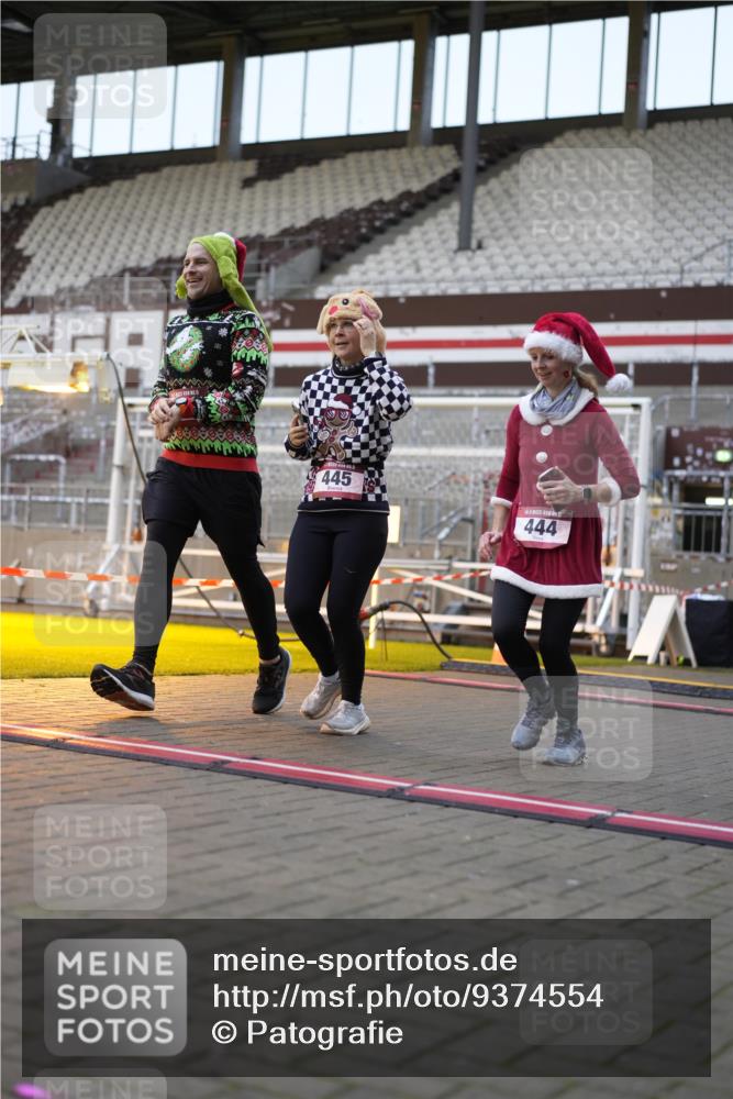 07.12.2025 - St. Pauli X-Mass-Run No. 15 Patografie http://msf.ph/oto/9374554 07.12.2025 12:14:20 Ziel 444, 445, 451, 454, 457, 3690, 3693 meine-sportfotos.de