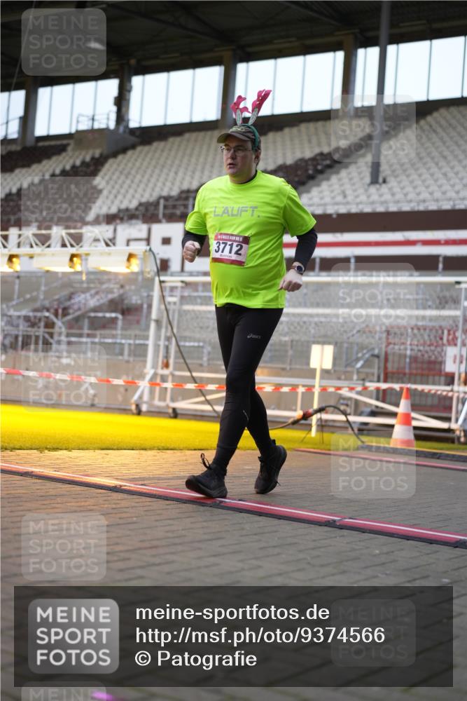 07.12.2025 - St. Pauli X-Mass-Run No. 15 Patografie http://msf.ph/oto/9374566 07.12.2025 12:15:01 Ziel 3712 meine-sportfotos.de