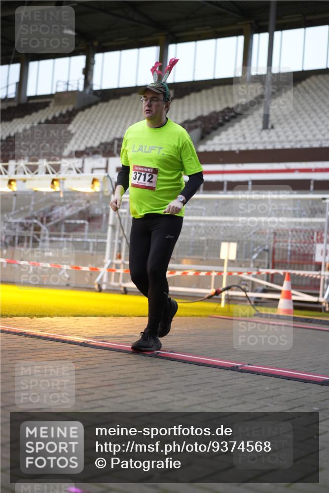 07.12.2025 - St. Pauli X-Mass-Run No. 15 Patografie http://msf.ph/oto/9374568 07.12.2025 12:15:01 Ziel 3712 meine-sportfotos.de