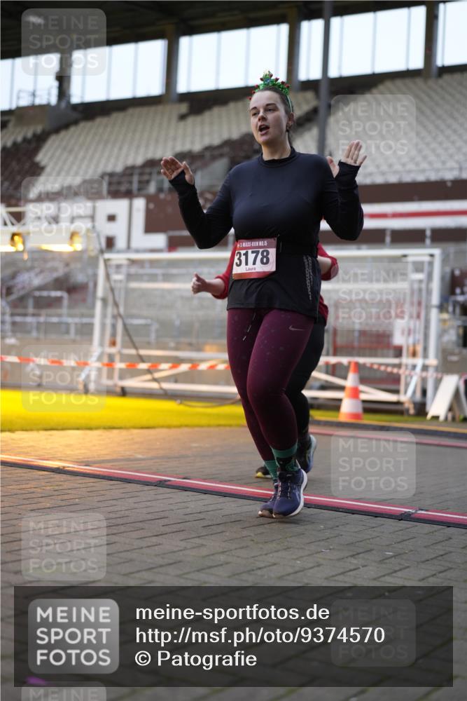07.12.2025 - St. Pauli X-Mass-Run No. 15 Patografie http://msf.ph/oto/9374570 07.12.2025 12:15:12 Ziel 3142, 3178, 3712 meine-sportfotos.de