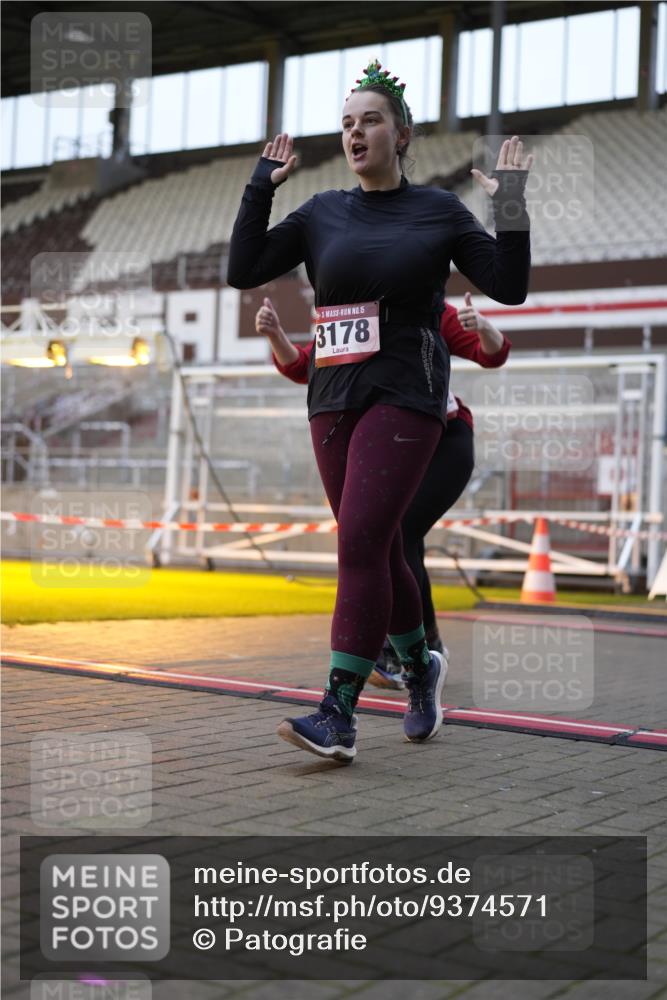 07.12.2025 - St. Pauli X-Mass-Run No. 15 Patografie http://msf.ph/oto/9374571 07.12.2025 12:15:12 Ziel 3142, 3178, 3712 meine-sportfotos.de