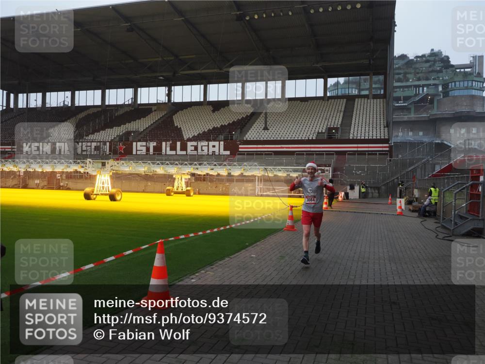 07.12.2025 - St. Pauli X-Mass-Run No. 15 Fabian Wolf http://msf.ph/oto/9374572 07.12.2025 10:00:44 Ziel 855, 1418, 1976, 2348, 3084 meine-sportfotos.de