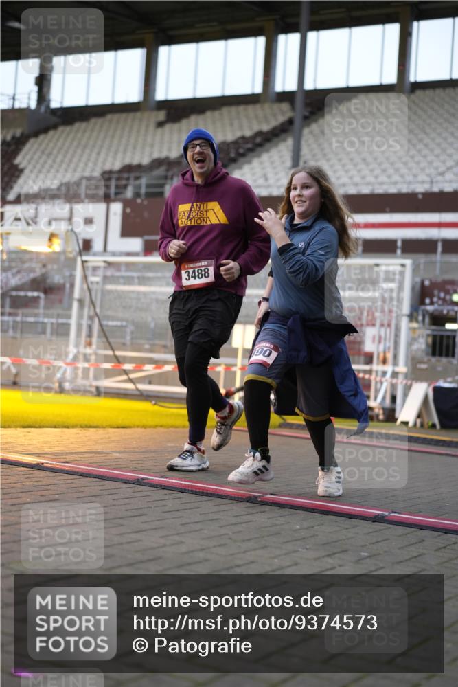 07.12.2025 - St. Pauli X-Mass-Run No. 15 Patografie http://msf.ph/oto/9374573 07.12.2025 12:15:54 Ziel  meine-sportfotos.de