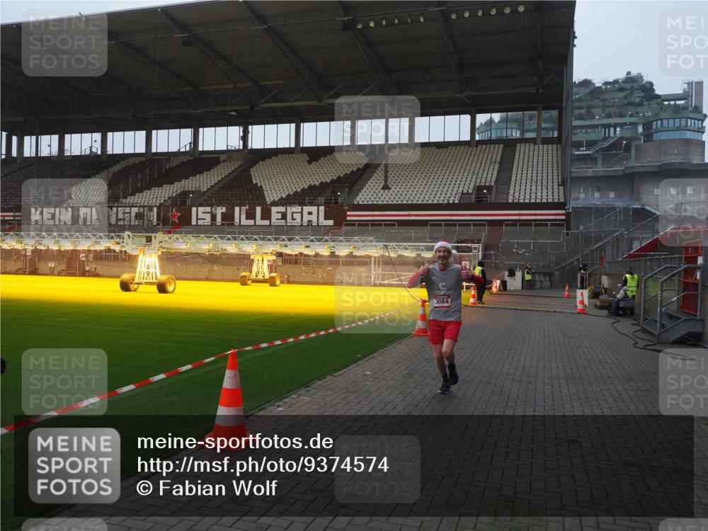 07.12.2025 - St. Pauli X-Mass-Run No. 15 Fabian Wolf http://msf.ph/oto/9374574 07.12.2025 10:00:44 Ziel 855, 1418, 1976, 2348, 3084 meine-sportfotos.de