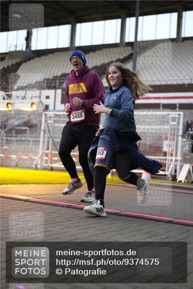07.12.2025 - St. Pauli X-Mass-Run No. 15 Patografie http://msf.ph/oto/9374575 07.12.2025 12:15:54 Ziel  meine-sportfotos.de
