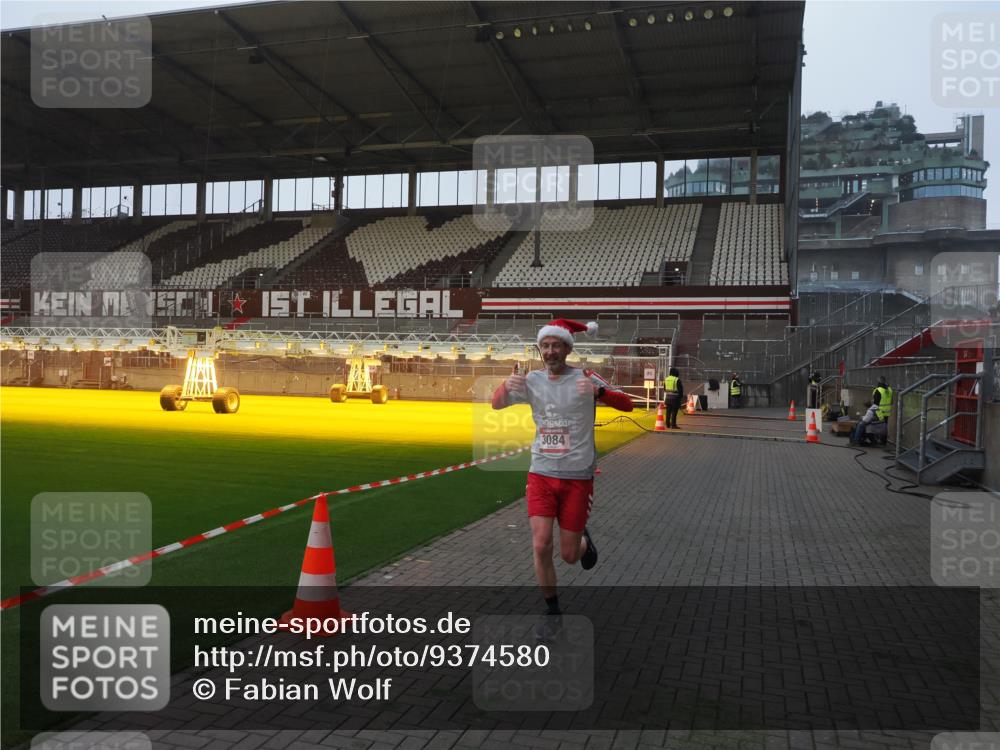 07.12.2025 - St. Pauli X-Mass-Run No. 15 Fabian Wolf http://msf.ph/oto/9374580 07.12.2025 10:00:45 Ziel 855, 1418, 1976, 2348, 3084 meine-sportfotos.de