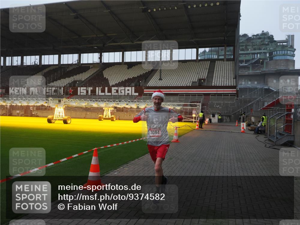 07.12.2025 - St. Pauli X-Mass-Run No. 15 Fabian Wolf http://msf.ph/oto/9374582 07.12.2025 10:00:45 Ziel 855, 1418, 1976, 2348, 3084 meine-sportfotos.de