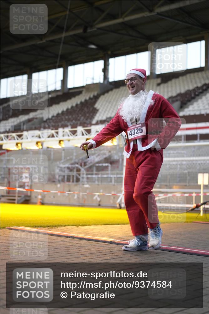 07.12.2025 - St. Pauli X-Mass-Run No. 15 Patografie http://msf.ph/oto/9374584 07.12.2025 12:16:54 Ziel 4325 meine-sportfotos.de