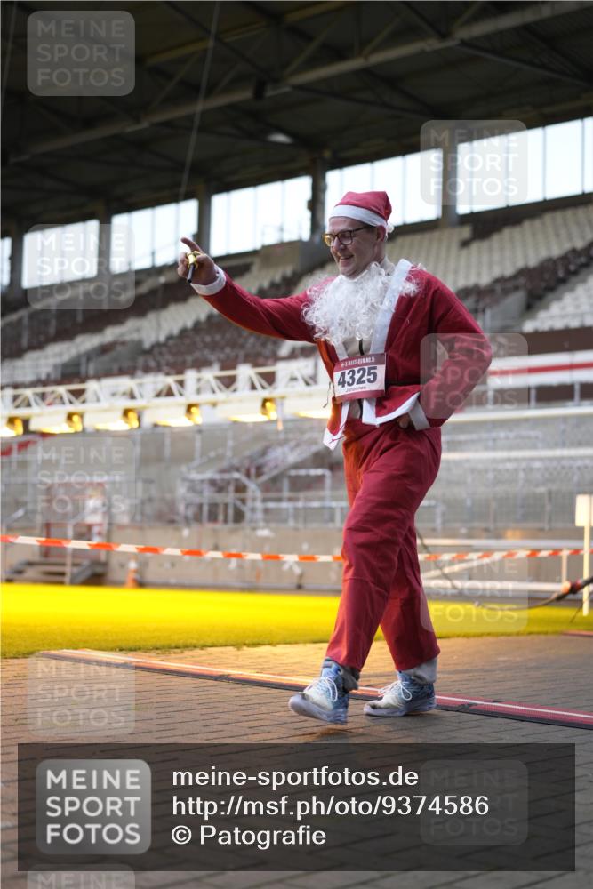 07.12.2025 - St. Pauli X-Mass-Run No. 15 Patografie http://msf.ph/oto/9374586 07.12.2025 12:16:54 Ziel 4325 meine-sportfotos.de