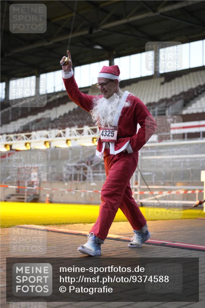 07.12.2025 - St. Pauli X-Mass-Run No. 15 Patografie http://msf.ph/oto/9374588 07.12.2025 12:16:54 Ziel 4325 meine-sportfotos.de
