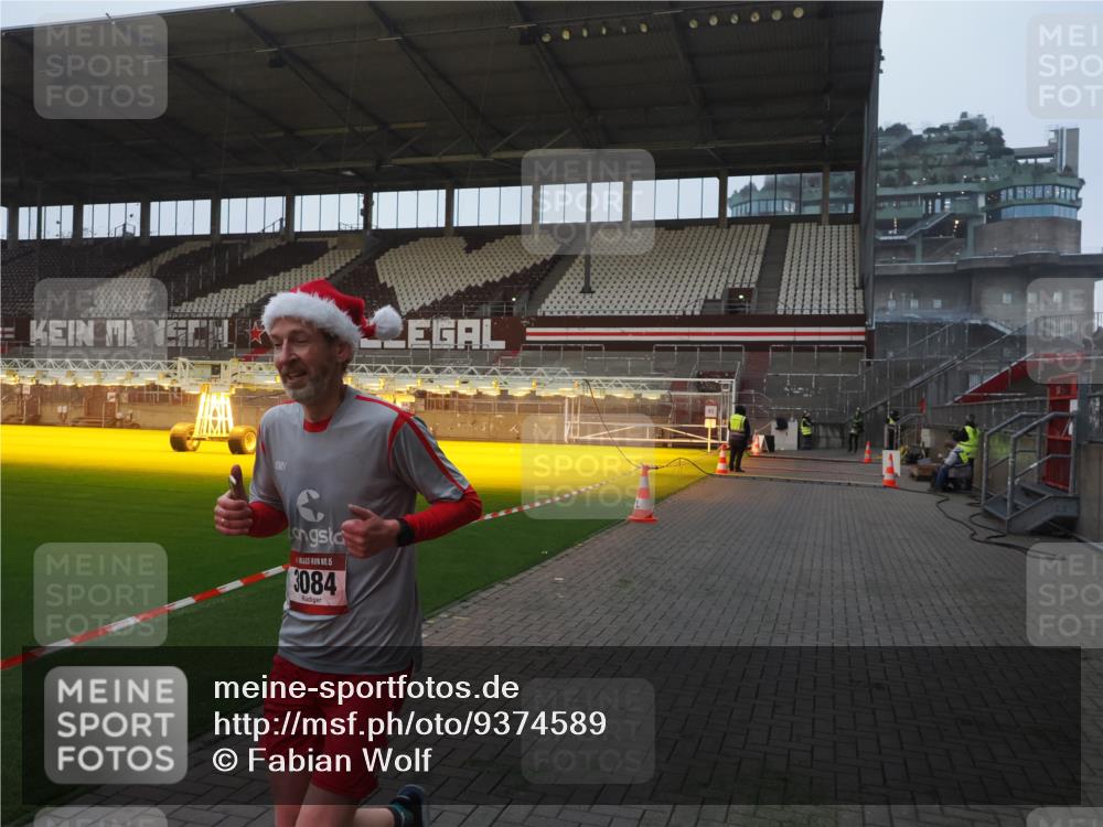 07.12.2025 - St. Pauli X-Mass-Run No. 15 Fabian Wolf http://msf.ph/oto/9374589 07.12.2025 10:00:45 Ziel 855, 1418, 1976, 2348, 3084 meine-sportfotos.de