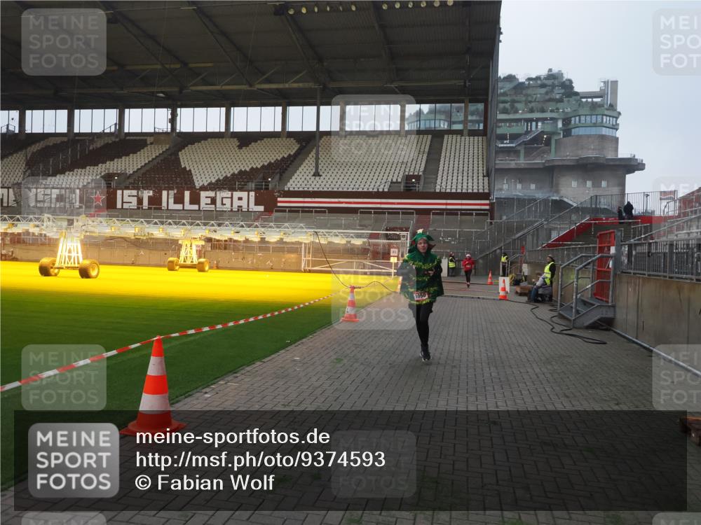 07.12.2025 - St. Pauli X-Mass-Run No. 15 Fabian Wolf http://msf.ph/oto/9374593 07.12.2025 10:00:53 Ziel 1050, 2378, 3084 meine-sportfotos.de