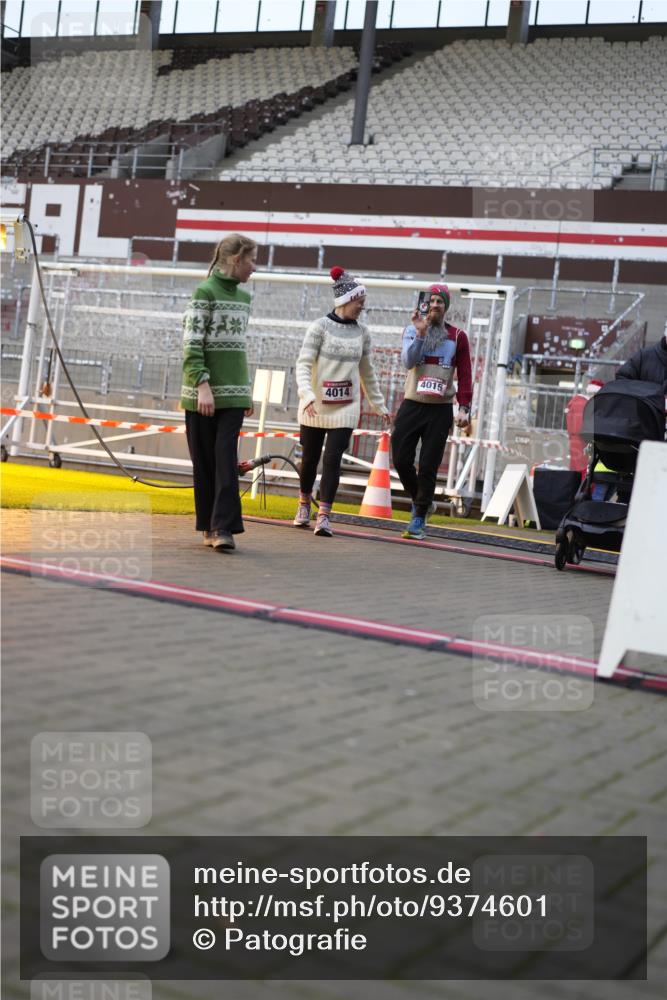 07.12.2025 - St. Pauli X-Mass-Run No. 15 Patografie http://msf.ph/oto/9374601 07.12.2025 12:17:28 Ziel 3427, 3866, 3868, 4014, 4015 meine-sportfotos.de