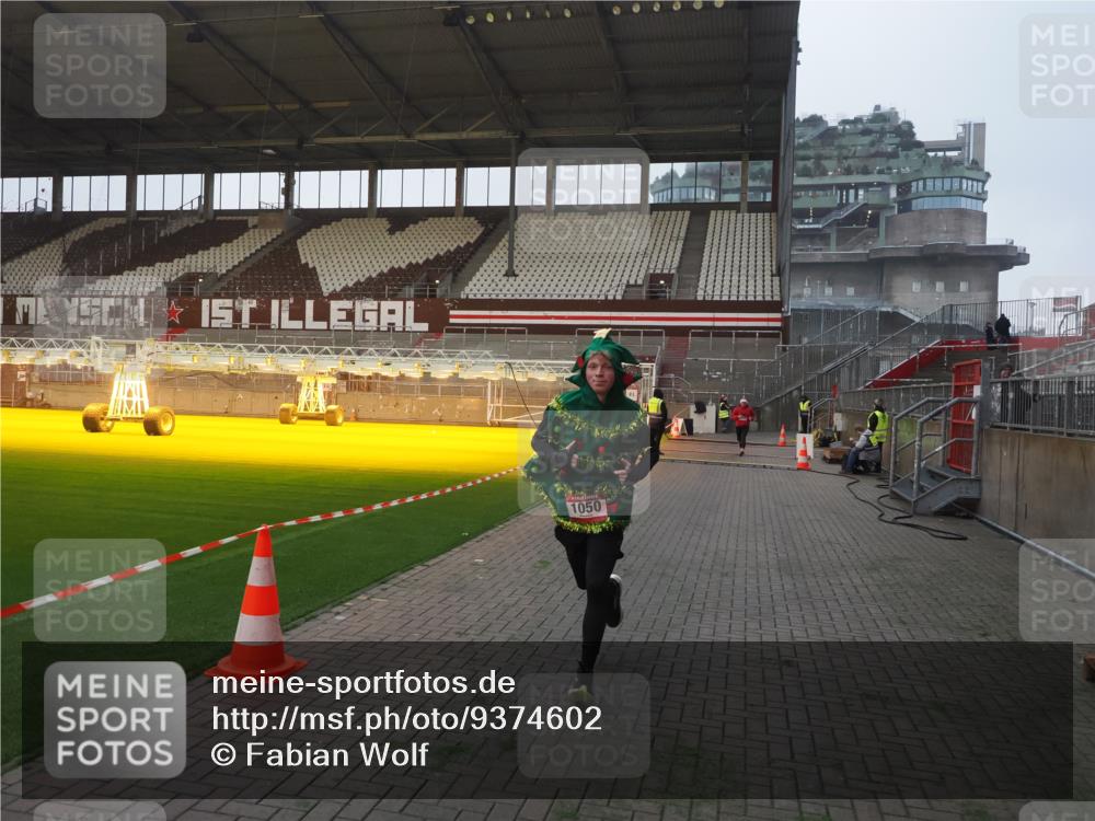 07.12.2025 - St. Pauli X-Mass-Run No. 15 Fabian Wolf http://msf.ph/oto/9374602 07.12.2025 10:00:54 Ziel 1050, 2378, 3084 meine-sportfotos.de