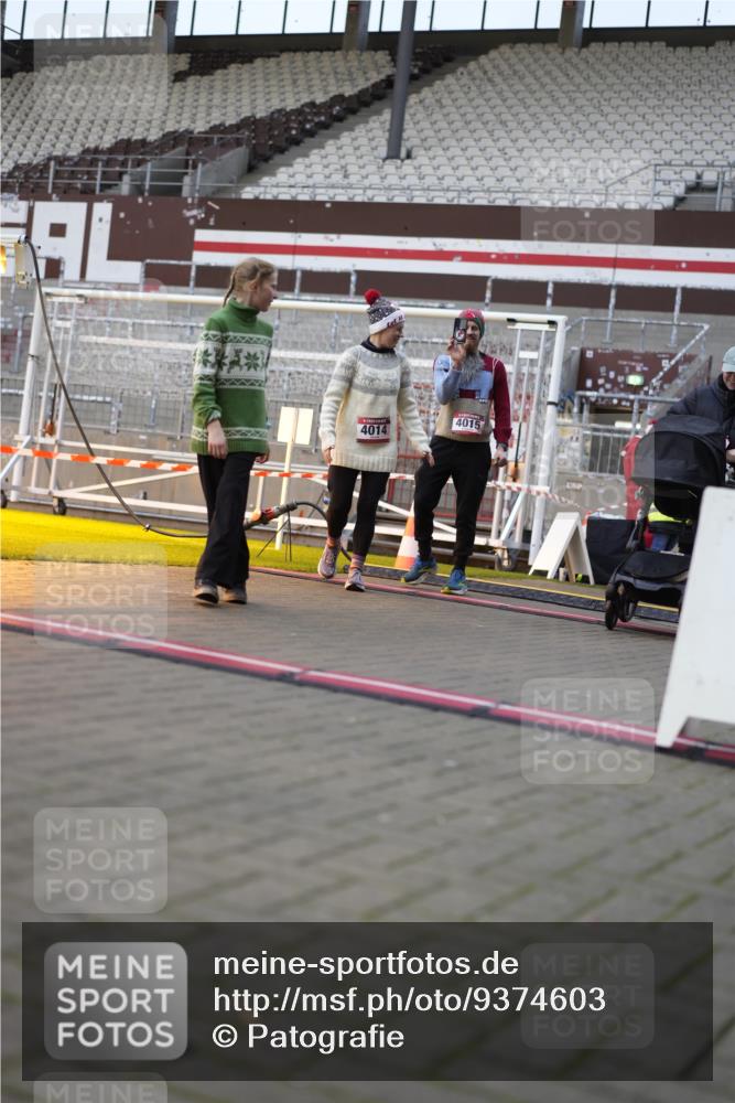 07.12.2025 - St. Pauli X-Mass-Run No. 15 Patografie http://msf.ph/oto/9374603 07.12.2025 12:17:29 Ziel 3427, 3866, 3868, 4014, 4015 meine-sportfotos.de