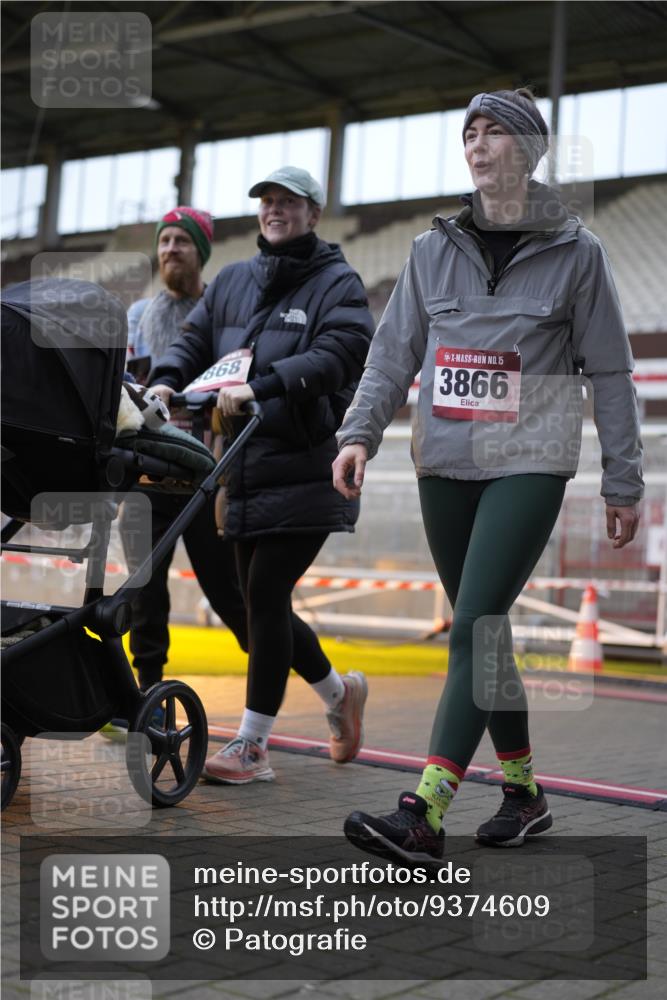 07.12.2025 - St. Pauli X-Mass-Run No. 15 Patografie http://msf.ph/oto/9374609 07.12.2025 12:17:34 Ziel 3427, 3866, 3868, 4014, 4015 meine-sportfotos.de