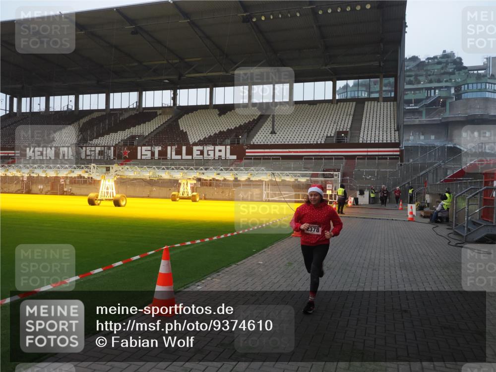 07.12.2025 - St. Pauli X-Mass-Run No. 15 Fabian Wolf http://msf.ph/oto/9374610 07.12.2025 10:01:00 Ziel 1050, 2378 meine-sportfotos.de