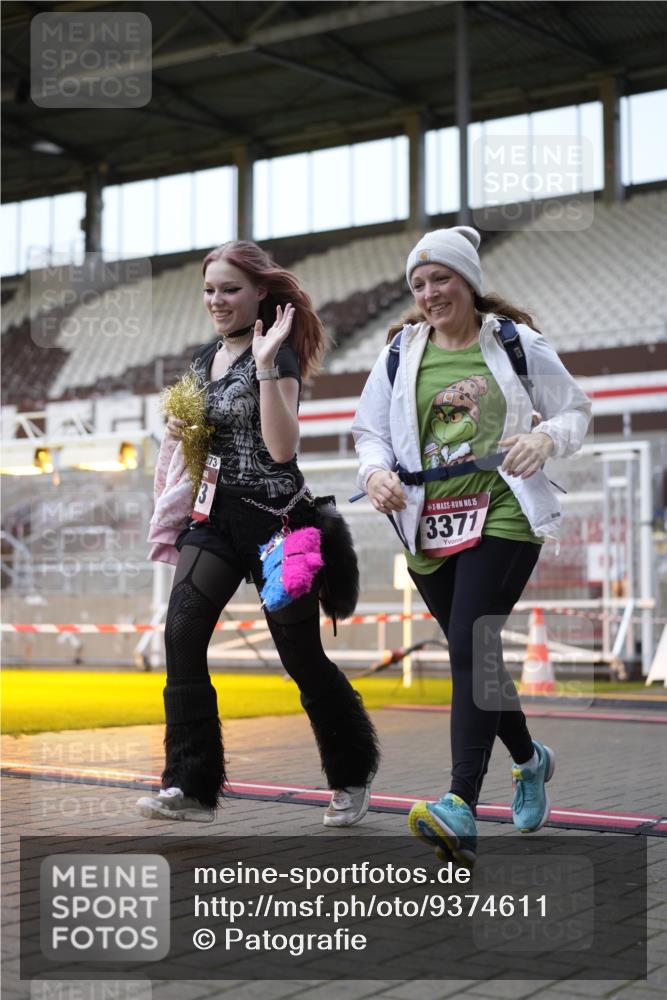 07.12.2025 - St. Pauli X-Mass-Run No. 15 Patografie http://msf.ph/oto/9374611 07.12.2025 12:18:50 Ziel 3371, 3373 meine-sportfotos.de