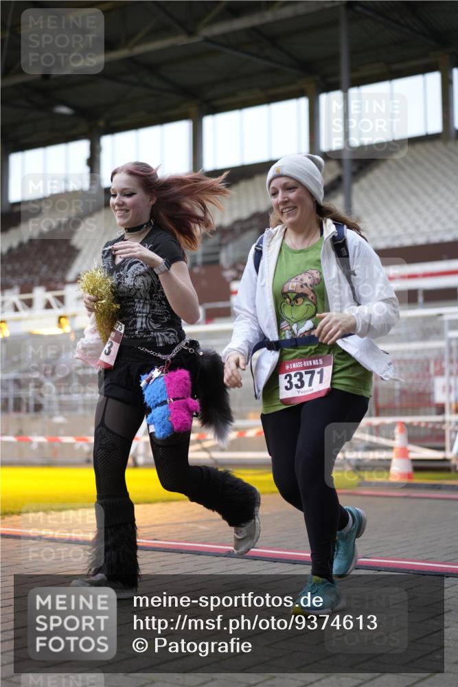 07.12.2025 - St. Pauli X-Mass-Run No. 15 Patografie http://msf.ph/oto/9374613 07.12.2025 12:18:50 Ziel 3371, 3373 meine-sportfotos.de