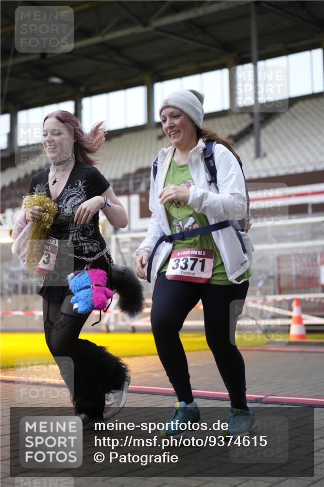 07.12.2025 - St. Pauli X-Mass-Run No. 15 Patografie http://msf.ph/oto/9374615 07.12.2025 12:18:50 Ziel 3371, 3373 meine-sportfotos.de