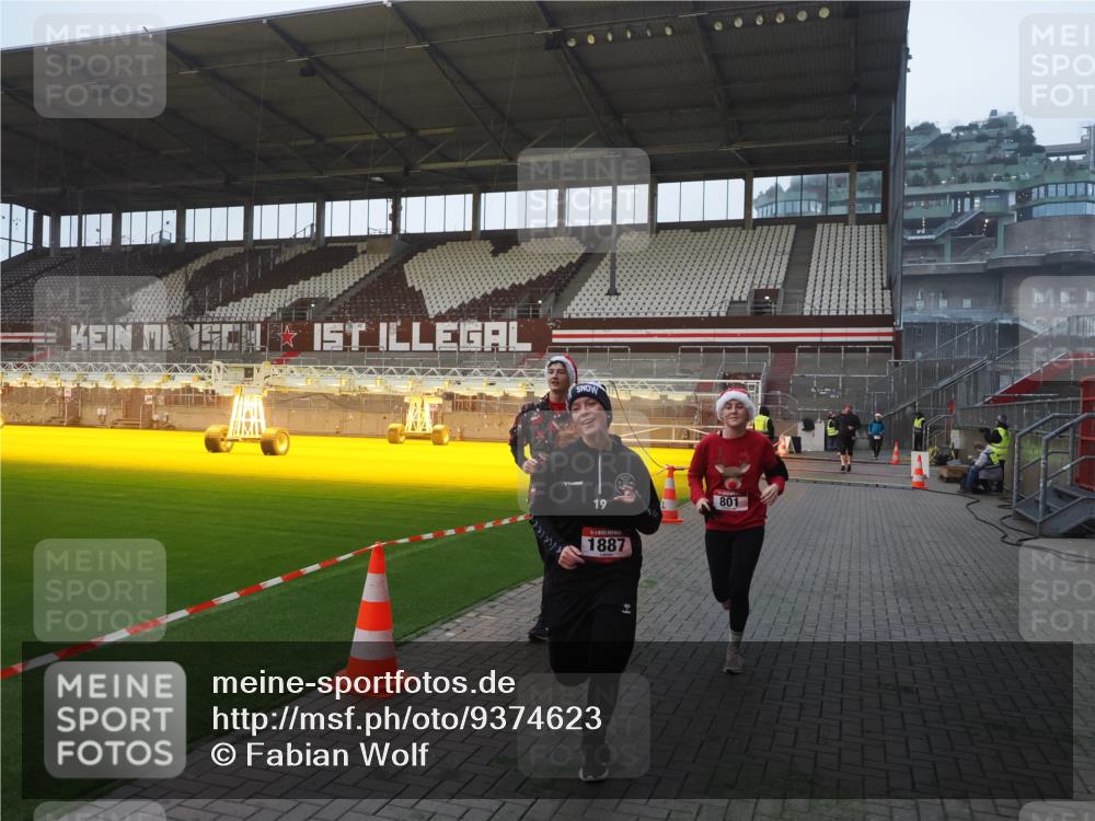 07.12.2025 - St. Pauli X-Mass-Run No. 15 Fabian Wolf http://msf.ph/oto/9374623 07.12.2025 10:01:08 Ziel 801, 1050, 1887, 1892, 2378, 2528 meine-sportfotos.de