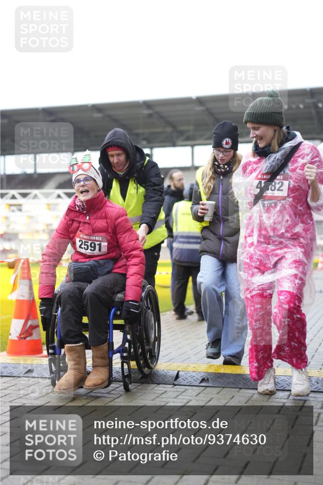 07.12.2025 - St. Pauli X-Mass-Run No. 15 Patografie http://msf.ph/oto/9374630 07.12.2025 12:24:32 Ziel 3775, 3776 meine-sportfotos.de