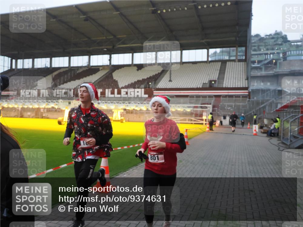 07.12.2025 - St. Pauli X-Mass-Run No. 15 Fabian Wolf http://msf.ph/oto/9374631 07.12.2025 10:01:09 Ziel 801, 1050, 1887, 1892, 2378, 2528 meine-sportfotos.de