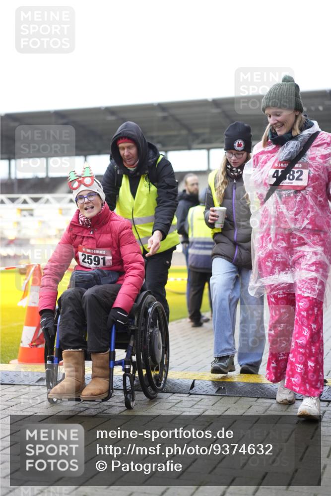 07.12.2025 - St. Pauli X-Mass-Run No. 15 Patografie http://msf.ph/oto/9374632 07.12.2025 12:24:32 Ziel 3775, 3776 meine-sportfotos.de