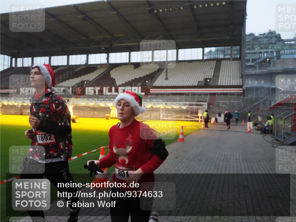 07.12.2025 - St. Pauli X-Mass-Run No. 15 Fabian Wolf http://msf.ph/oto/9374633 07.12.2025 10:01:09 Ziel 801, 1050, 1887, 1892, 2378, 2528 meine-sportfotos.de
