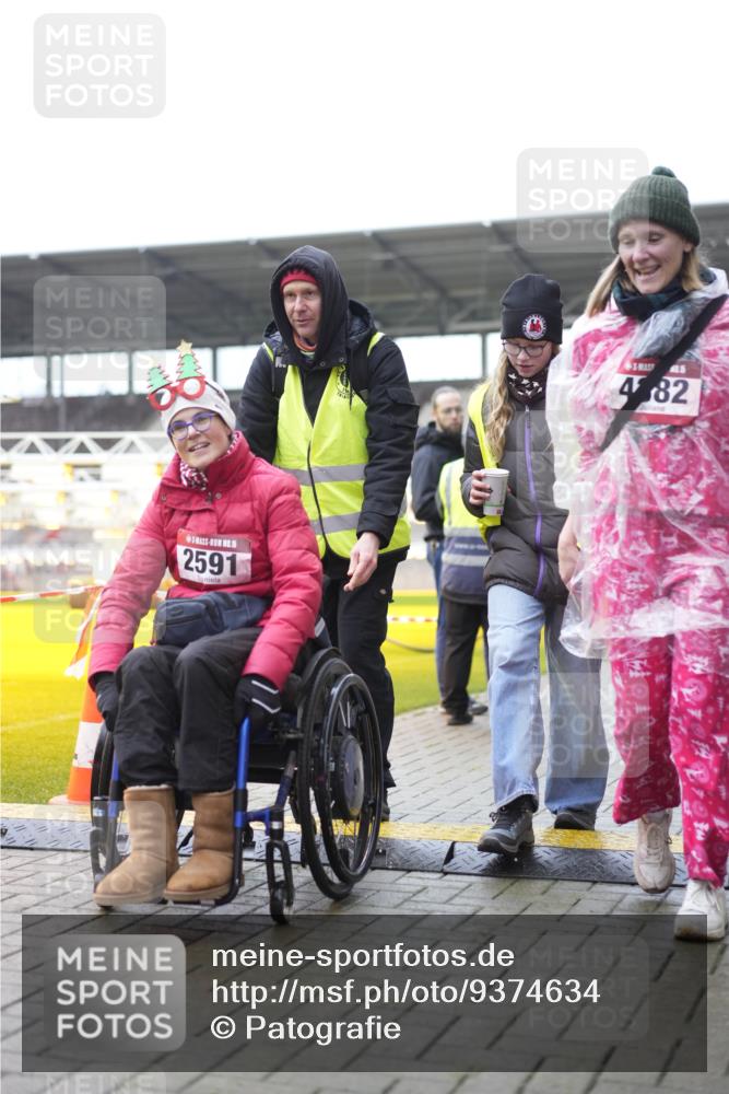 07.12.2025 - St. Pauli X-Mass-Run No. 15 Patografie http://msf.ph/oto/9374634 07.12.2025 12:24:32 Ziel 3775, 3776 meine-sportfotos.de