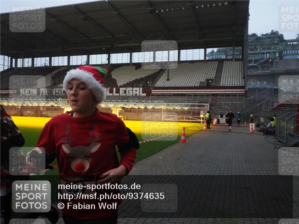 07.12.2025 - St. Pauli X-Mass-Run No. 15 Fabian Wolf http://msf.ph/oto/9374635 07.12.2025 10:01:10 Ziel 801, 1887, 1892, 2378, 2528 meine-sportfotos.de