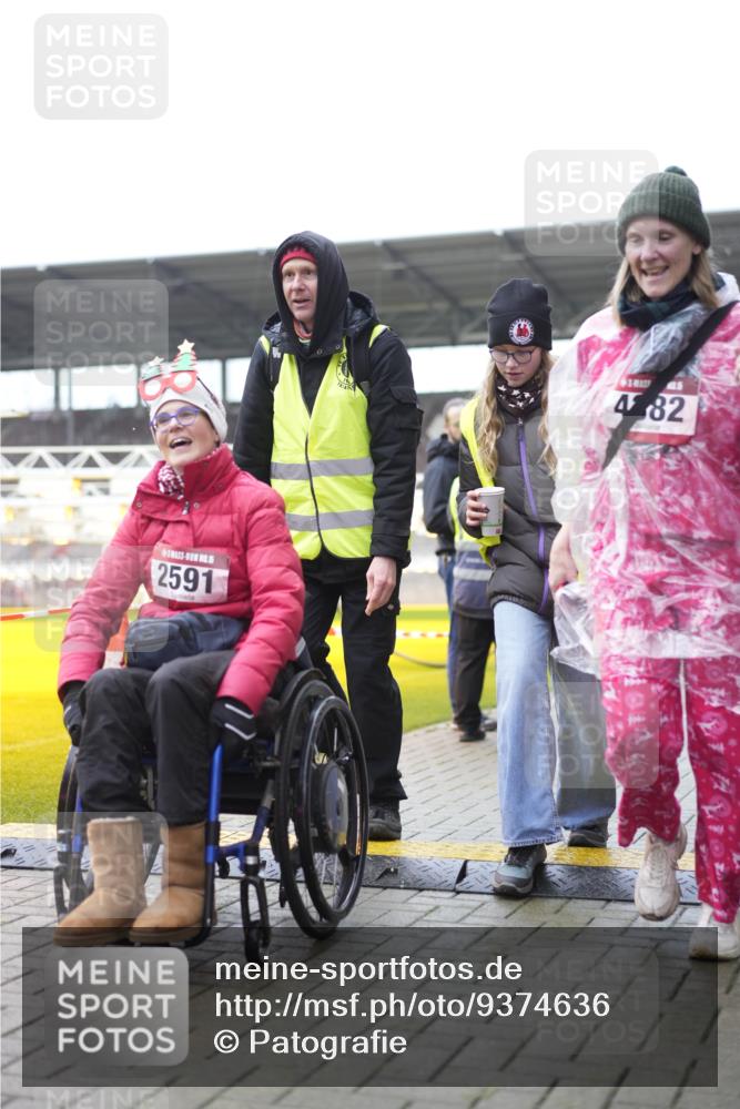 07.12.2025 - St. Pauli X-Mass-Run No. 15 Patografie http://msf.ph/oto/9374636 07.12.2025 12:24:32 Ziel 3775, 3776 meine-sportfotos.de