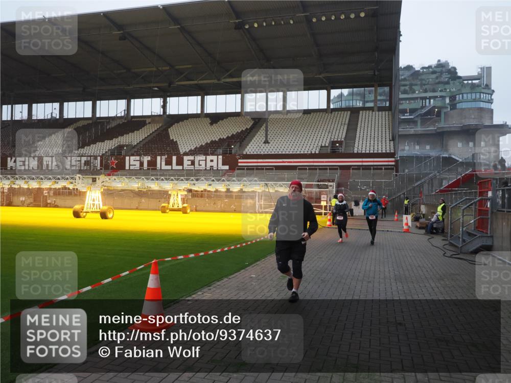 07.12.2025 - St. Pauli X-Mass-Run No. 15 Fabian Wolf http://msf.ph/oto/9374637 07.12.2025 10:01:15 Ziel 780, 783, 801, 1887, 1892, 2528 meine-sportfotos.de