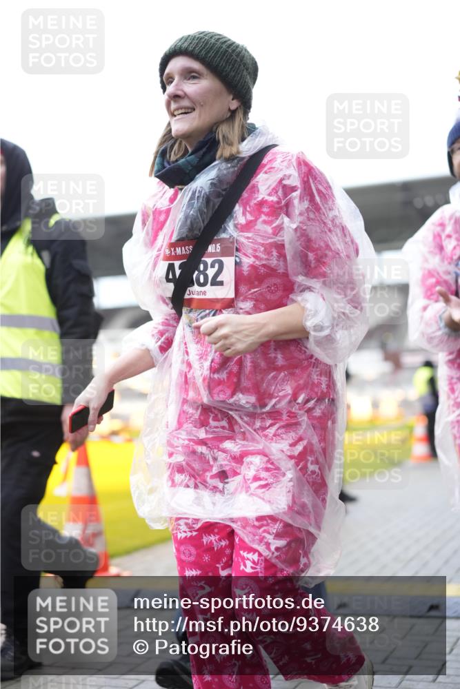07.12.2025 - St. Pauli X-Mass-Run No. 15 Patografie http://msf.ph/oto/9374638 07.12.2025 12:24:34 Ziel 3775, 3776 meine-sportfotos.de