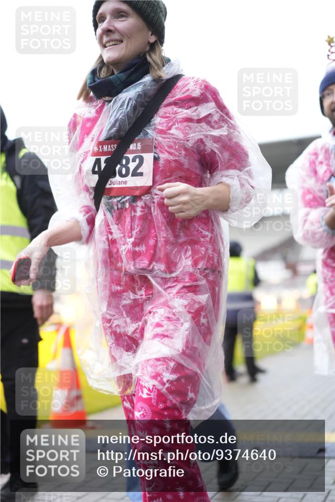 07.12.2025 - St. Pauli X-Mass-Run No. 15 Patografie http://msf.ph/oto/9374640 07.12.2025 12:24:34 Ziel 3775, 3776 meine-sportfotos.de